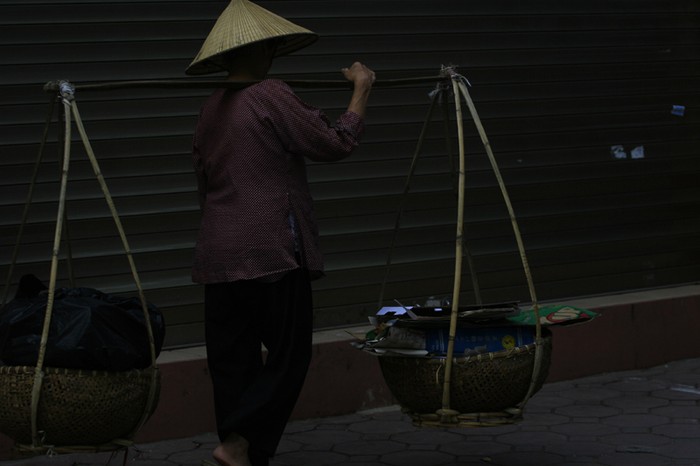 Mỗi gánh đồng nát chỉ được vài chục nghìn đồng nhưng nhiều người nghèo vẫn phải cố gắng gom góp từng đồng để có được một cái Tết giản đơn.